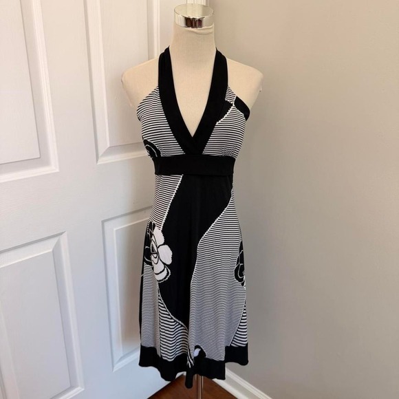 Body Central Dresses & Skirts - Y2K BLACK AND WHITE BODY CENTRAL ABSTRACT PRINT HALTER NECK MIDI DRESS